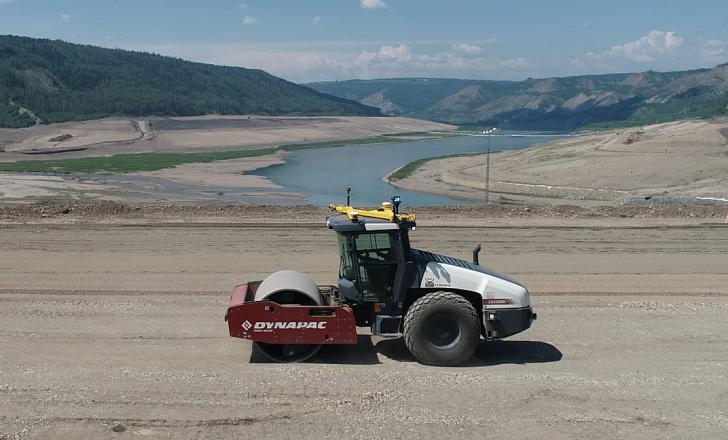 An autonomous Dynapac soil compactor equipped with Trimble control technology has been used on a working construction site in Canada
