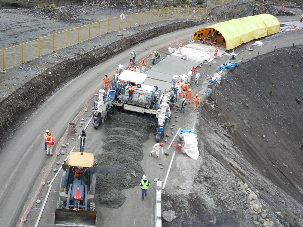 A windrowing method has been utilised for the concrete supplying the pavers 