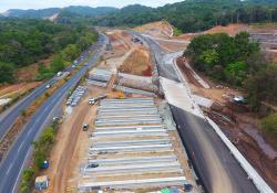 The precast beams were built onsite and transported to different points using internal lanes (image courtesy of Public Works Ministry of Panama (MOP))