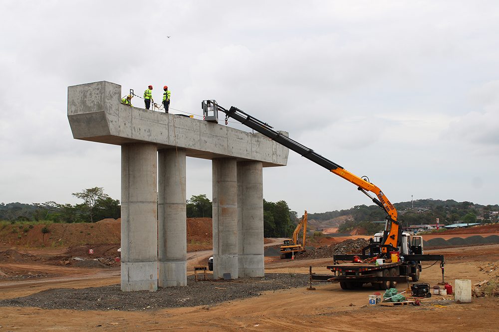 Technical inspection work to control the support bases on the lintel  (image courtesy of Public Works Ministry of Panama (MOP))