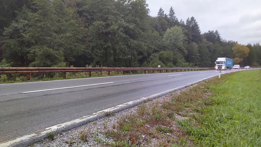 Tertu’s T32 steel-backed timber barriers were recently installed to separate and protect a bicycle path from the main road into Velenje city (image courtesy Tertu)