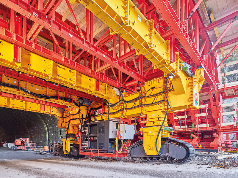 Given the fact that the very tight curve radii made it difficult to transport the tunnel carriage, an innovative caterpillar system was used to move it (photo courtesy PERI SE)