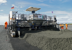 At Keflavik Air Base, the Wirtgen SP 62i delivered precise single-layer concrete paving with a width of 7.62m and a thickness of 41-45cm